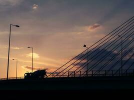 beton menger vrachtauto Bij zonsondergang foto