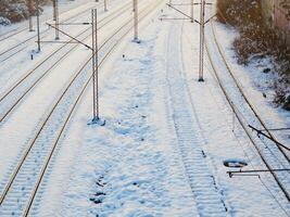 sneeuw gedekt trein sporen in winter tijd foto