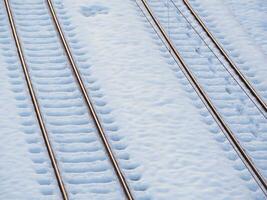 trein sporen gedekt door sneeuw foto