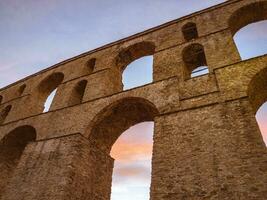 oude Romeins architectuur - steen aquaduct - laag hoek zonsondergang schot foto