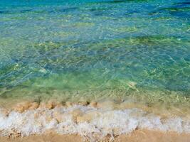 mooi Doorzichtig blauw water en schoon zanderig strand - klein Golf foto