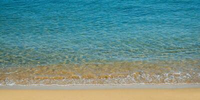 clam en mooi leeg strand - verbazingwekkend blauw Doorzichtig zee water en oranje zand foto