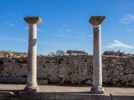 oude Grieks kolommen in voorkant van de muur ruïnes - philippe - Griekenland foto