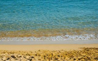 mooi zanderig strand - verbazingwekkend blauw water - leeg strand foto