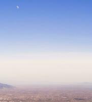 Lowlands van Macedonië regio van Griekenland - maan nog steeds hoog in de lucht foto