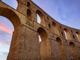 verbijsterend oude Romeins aquaduct in centrum van kavala stad - Griekenland foto