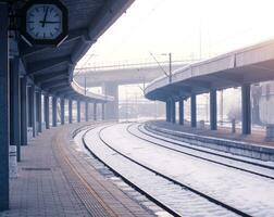 leeg trein station in mistig winter tijd foto