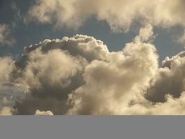 pluizig wolken over- zonsondergang lucht. pluizig cumulus wolk vorm foto, somber cloudscape achtergrond foto