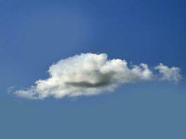 single wit wolk over- blauw lucht achtergrond. pluizig cumulus wolk vorm foto