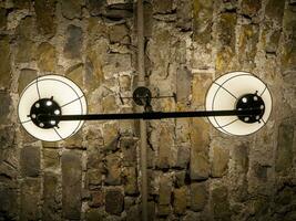 oud oude lampen Aan de muur in een donker kamer achtergrond, somber licht foto