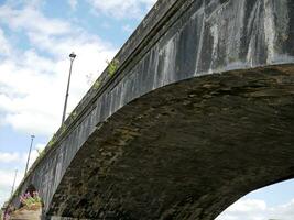 oud steen brug in Ierland, oude brug gemaakt van stenen en bakstenen foto