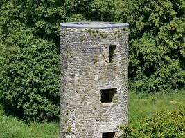 oud keltisch kasteel toren tussen de bomen, flauw kasteel in Ierland, oud oude keltisch vesting foto