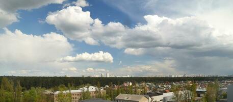 wolken vliegend over- de stad foto