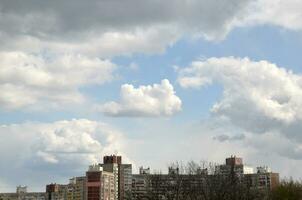 natuurlijk cloudscape over- modern stad foto