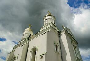 orthodox kerk en stormachtig lucht foto