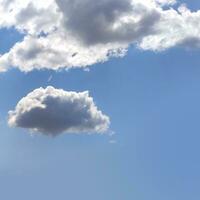 wit wolken geïsoleerd over- blauw lucht achtergrond foto