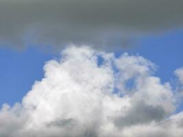 wit pluizig wolk over- blauw lucht achtergrond, mooi hemel foto