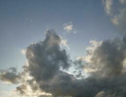 stormachtig lucht met wit en grijs wolken achtergrond, mooi hemel foto