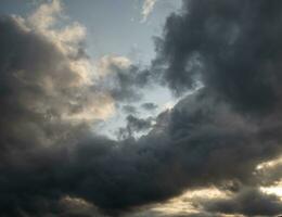 stormachtig lucht met wit en grijs wolken achtergrond, mooi hemel foto