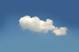 single wolk geïsoleerd over- blauw lucht achtergrond foto
