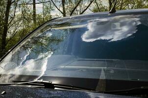 wolken reflectie Aan de auto venster foto