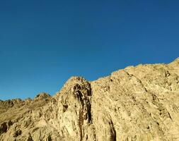rotsen in de woestijn, sinai bergen, heuvels foto
