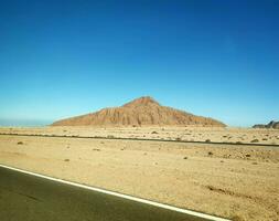 vulkaan in de woestijn en een weg foto