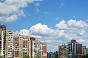 appartement gebouwen onder blauw lucht foto