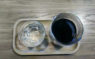 koffie en water achtergrond, zwart koffie en een glas van water foto