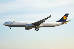 lufthansa passagier vlak Bij luchthaven. schema vlucht reizen. luchtvaart en vliegtuigen. lucht vervoer. globaal Internationale vervoer. vlieg en vliegen. foto