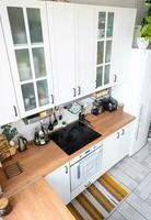 licht wit modern rustiek keuken versierd met ingemaakt planten, loft-stijl keuken gebruiksvoorwerpen. interieur van een huis met thuisplanten foto