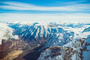 spectaculair visie Aan de oostenrijks Alpen van de lucht foto