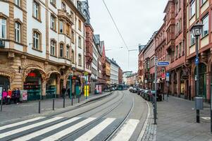 Frankfurt, Duitsland - dec 25, 2018 - oud een deel van de stad met een tram Aan de straat, oud gebouwen, mensen wandelen en Gesloten winkels foto