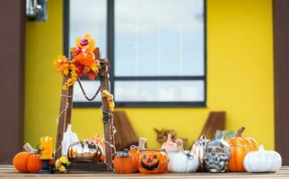 herfst decor Aan de veranda van de huis buiten in de werf van pompoen, lantaarn, slingers, hoeden, jack lantaarn. halloween partij, herfst stemming, oogst festival foto