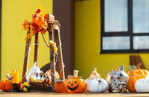 herfst decor Aan de veranda van de huis buiten in de werf van pompoen, lantaarn, slingers, hoeden, jack lantaarn. halloween partij, herfst stemming, oogst festival foto