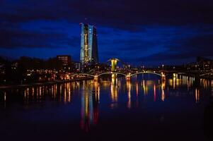 spectaculair visie Aan de nacht stad van Frankfurt reflecterend in de rivier- foto