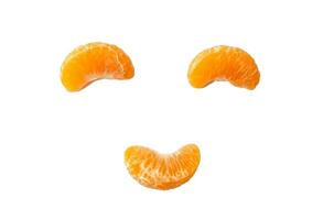 oranje fruit glimlachen 3 stuk Aan achtergrond foto