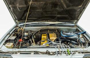 auto plukken omhoog oud Open motor reparatie gereedschap foto
