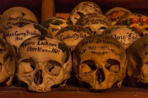 hallstatt, Oostenrijk - 2 apr 2018 - schedels van dood burgers van hallstatt geschilderd met hun namen en divers ornamenten foto