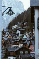 spectaculair visie Aan hallstatt tussen de gebouwen foto