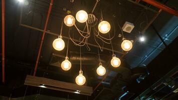 lantaarn verlichting antiek hangende in lucht luchten foto