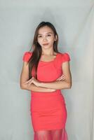 mooi jong meisje balinees aziatisch, Indonesisch meisje bedrijf houding model- voor advertentie bril, huidsverzorging mode stijl foto