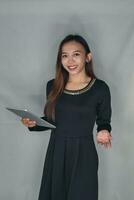 mooi jong meisje balinees aziatisch, Indonesisch meisje bedrijf houding model- voor advertentie bril, huidsverzorging mode stijl foto