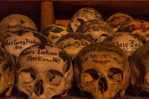 hallstatt, Oostenrijk - 2 apr 2018 - schedels van dood burgers van hallstatt geschilderd met hun namen en divers ornamenten foto