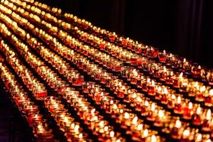 geel en rood kaarsen in de kerk in de duisternis foto