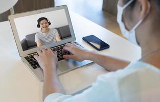 zakenvrouw videogesprek met klant tijdens covid 19 uitbraak foto