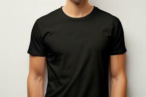 een jong Mens presentatie van een bella canvas klassiek zwart t - overhemd model, ai gegenereerd foto