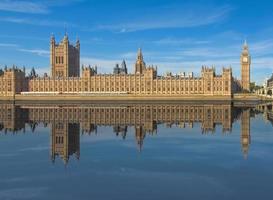 parlementsgebouwen weerspiegeld in de rivier de Theems in londen foto