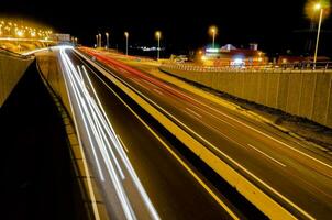 een lang blootstelling foto van een snelweg Bij nacht