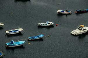 boten in de haven van Santorini foto